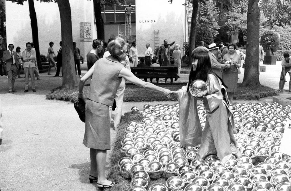 Yayoi Kusama menjajakan bola-bola berwarna krom pada pengunjung.