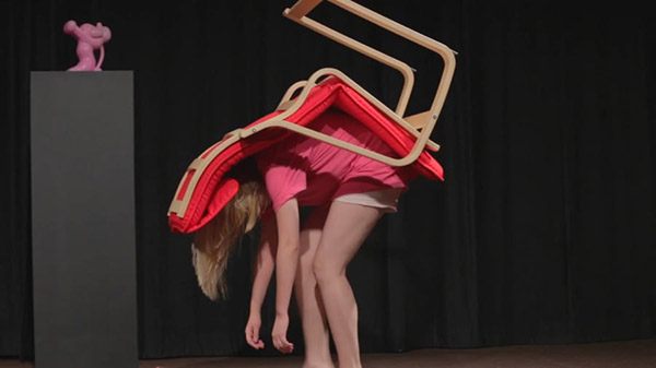 Contoh seni rupa kontemporer: Performances art: Freak on a leash. bridgetmoser.com