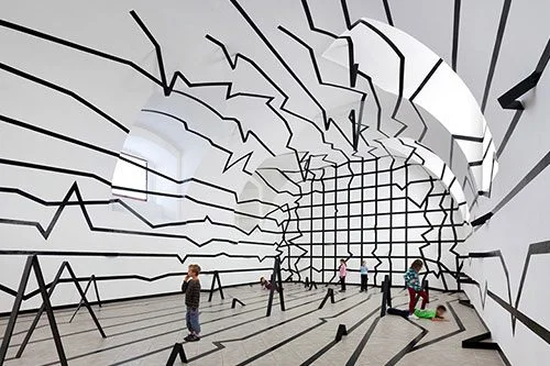 Contoh Seni Instalasi: Unlimited Space, oleh Esther Stocker